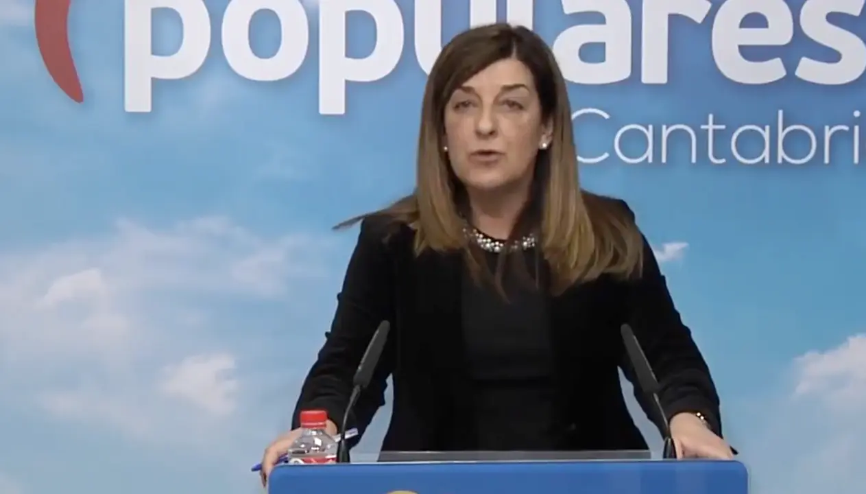 La presidenta del PP de Cantabria, Mar&iacute;a Jos&eacute; S&aacute;enz de Buruaga durante la rueda prensa. / ALERTA