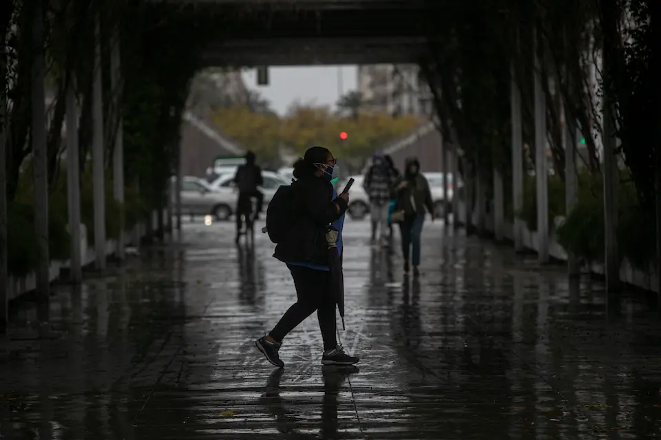 Peatones con paraguas durante un d&iacute;a lluvioso y con rachas de viento en la provincia. En Sevilla (Andaluc&iacute;a, Espa&ntilde;a), a 09 de febrero de 2021. /Mar&iacute;a Jos&eacute; L&oacute;pez / E. Press