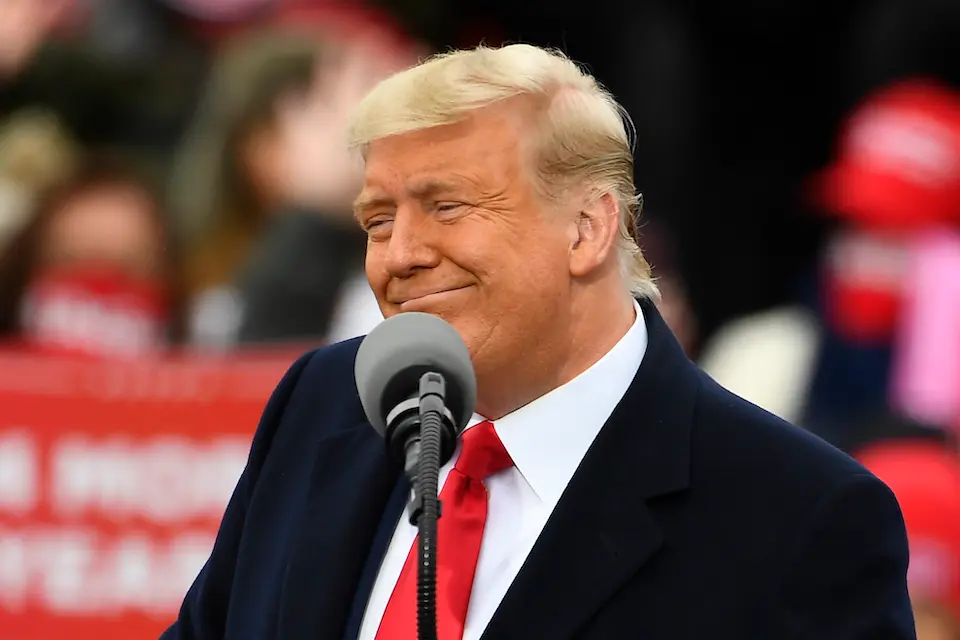 El expresidente de Estados Unidos, Donald Trump, se dirige a la multitud durante un acto de campa&ntilde;a en el aeropuerto del condado de Oakland. / Scott