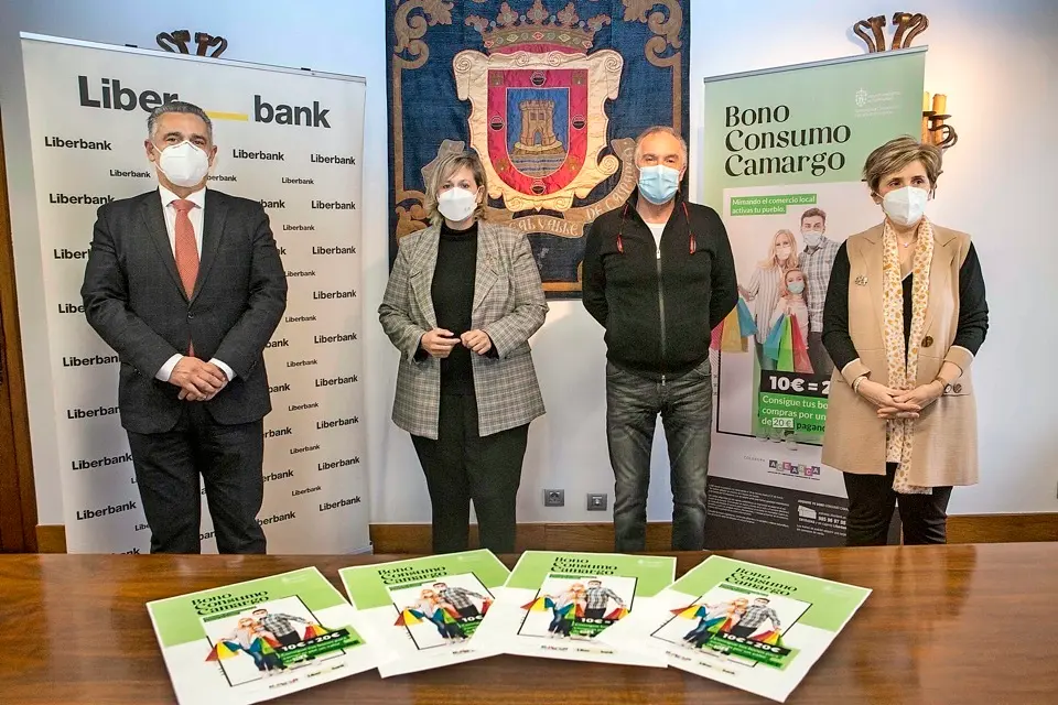 Autoridades presentes en el acto de presentaci&oacute;n del bono de ayuda al comercio. / ALERTA