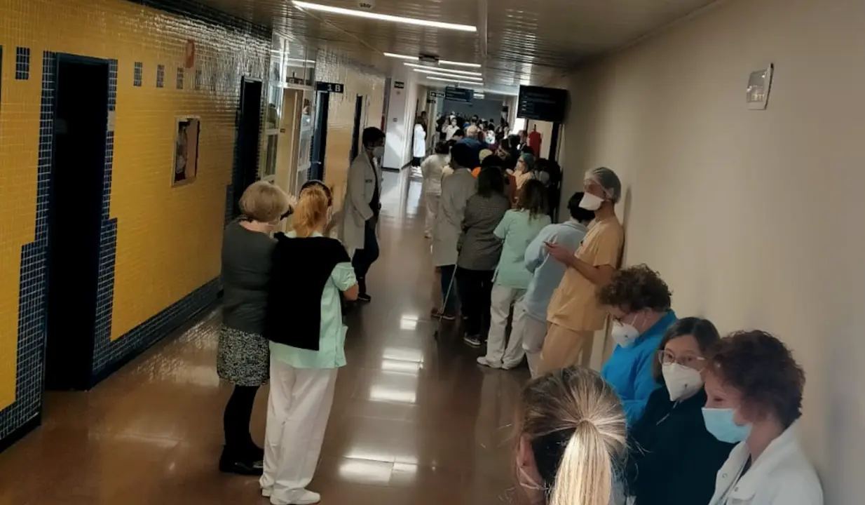 Escena vivida el lunes en la vacunaci&oacute;n en Sierrallana. / ALERTA