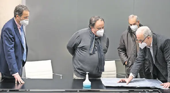 Santiago Mantec&oacute;n observa un plano junto a otras autoridades. / ALERTA