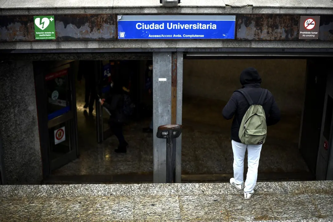 Un estudiante entra al metro de Ciudad Universitaria el primer d&iacute;a de reapertura de la UCM tras la gran nevada registrada por el paso de 'Filomena' en Madrid