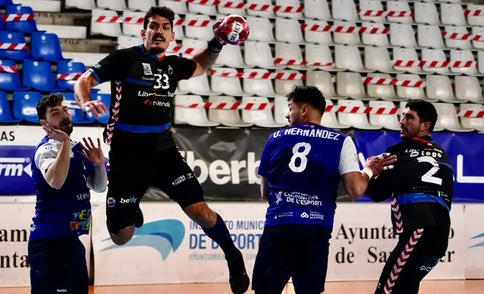 El jugador del Sinf&iacute;n se dispone a tirar a porter&iacute;a. / HARDY