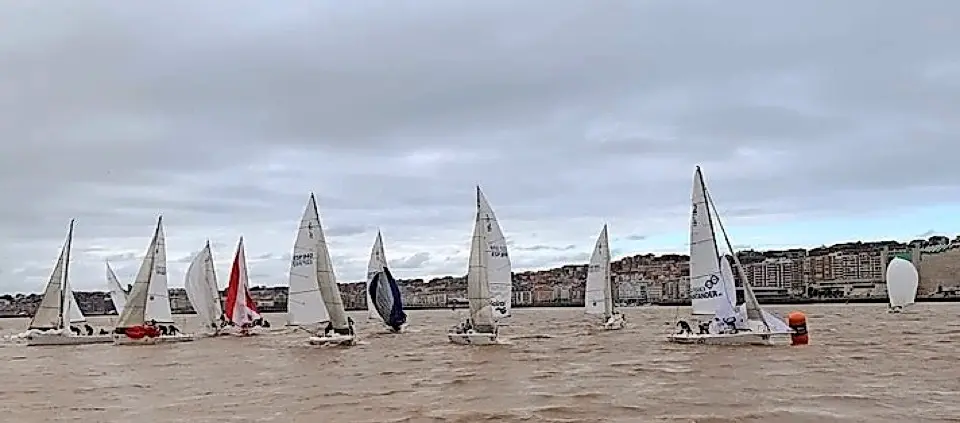 La flota de la clase J80 en sotavento. / RCMS