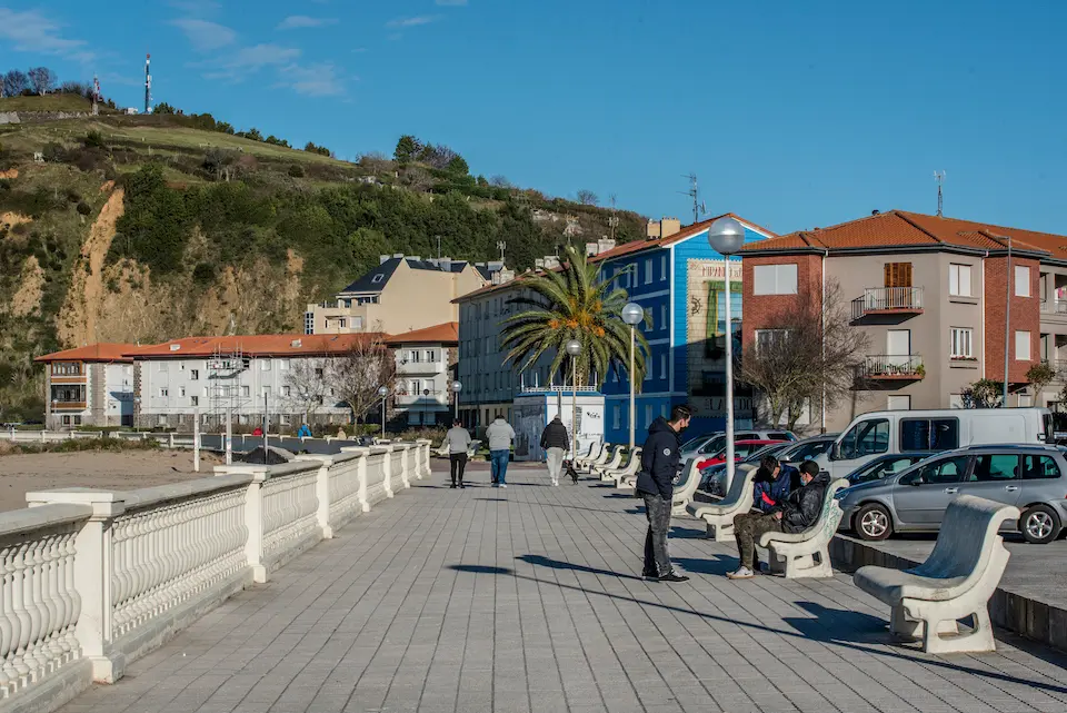Vista del paseo en la playa Salv&eacute; de Laredo. / Tono Reguera