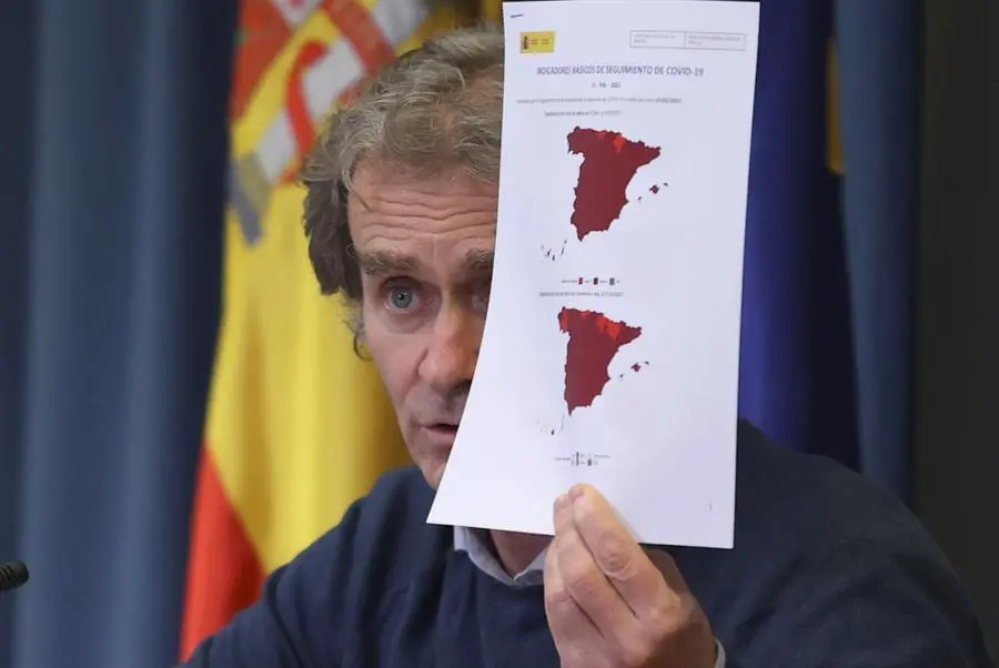 El director del Centro de Coordinaci&oacute;n de Alertas y Emergencias Sanitarias del Ministerio de Sanidad Fernando Sim&oacute;n, durante la rueda de prensa este jueves en la sede del ministerio en Madrid.- EFE/JJ Mart&iacute;n