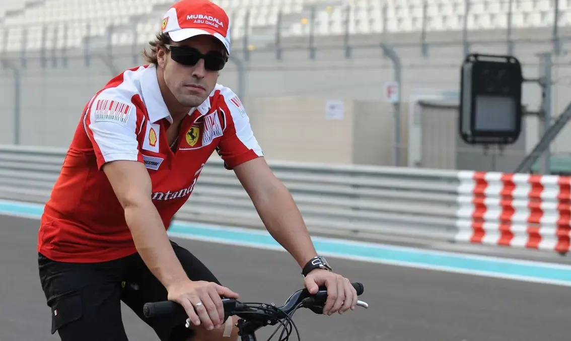 Imagen de archivo de Fernando Alonso en bicicleta.FERRARI