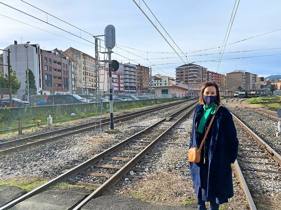 La portavoz del Partido Popular, Marta Fern&aacute;ndez Teijeiro, en la estaci&oacute;n de Torrelavega. / ALERTA