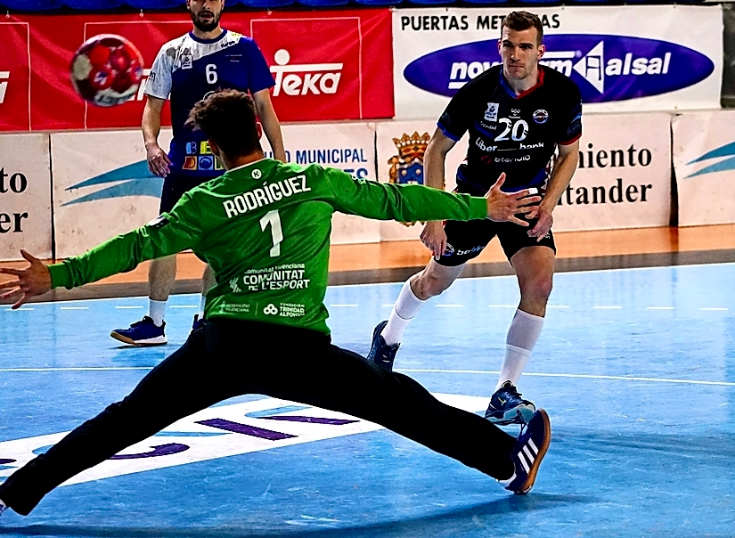 Ramiro Mart&iacute;nez, enviando el bal&oacute;n a porter&iacute;a. / Hardy