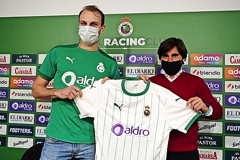 Lars Gerson posa junto a Pedro Men&eacute;ndez con su nueva camiseta. / Hardy