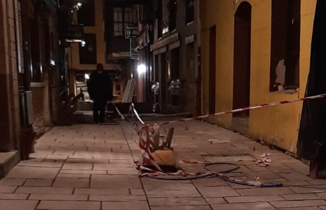 Vista de las obras en la calle c&aacute;ntabra de Potes. / Josu Velarde