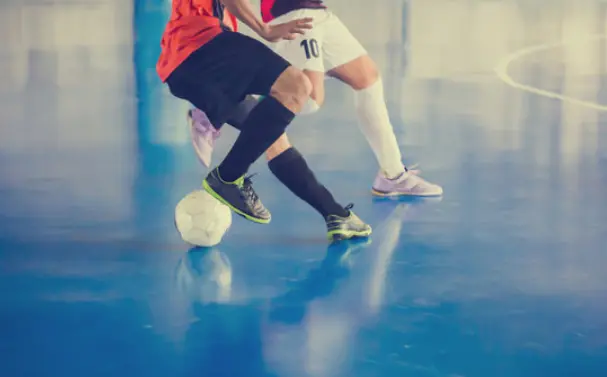Vista de las piernas de un partido de futbol sala.