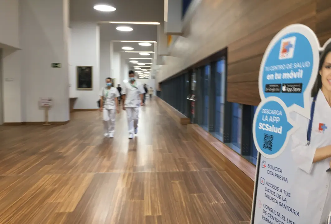 Dos sanitarios caminan por un pasillo del Hospital Marqu&eacute;s de Valdecilla. / ALERTA