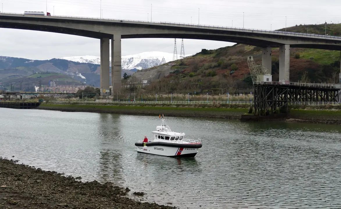 Un equipo de la Ertzaintza rastrea un tramo de la r&iacute;a de Bilbao a mediados de enero pasado.