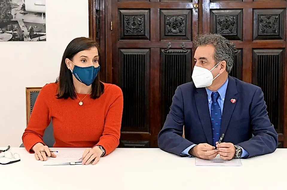 Gema Igual y Francisco Mart&iacute;n durante la reuni&oacute;n mantenida ayer. / ALERTA