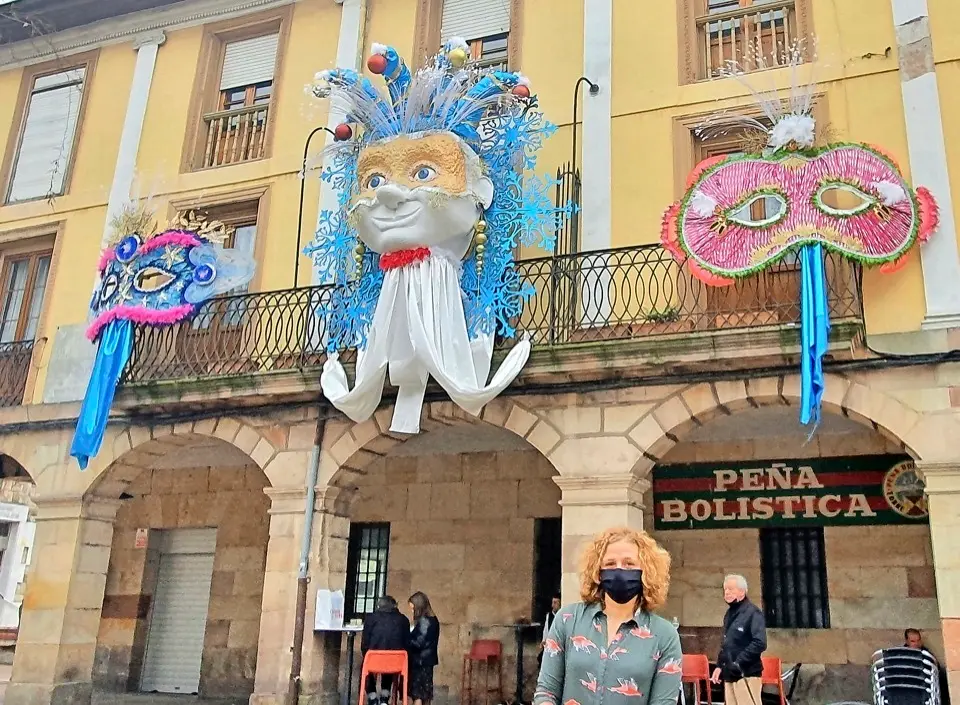 Figuras de carnaval en la capital del Besaya. / ALERTA
