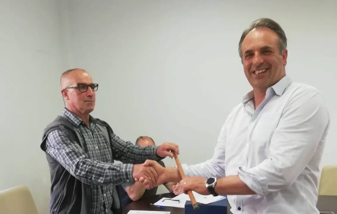El regionalista Gregorio Alonso durante la toma de posesi&oacute;n de la alcald&iacute;a de Vega de Li&eacute;bana.
