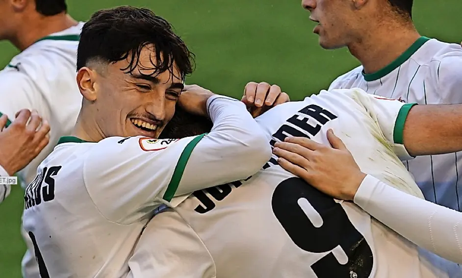 Ceballos, abrazando a Jon Ander. / Hardy