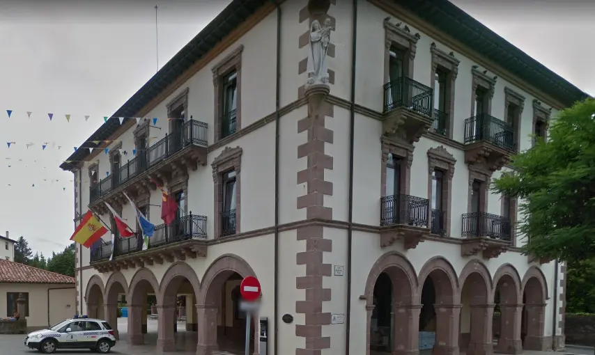 Vista del Ayuntamiento de Comillas. / ALERTA