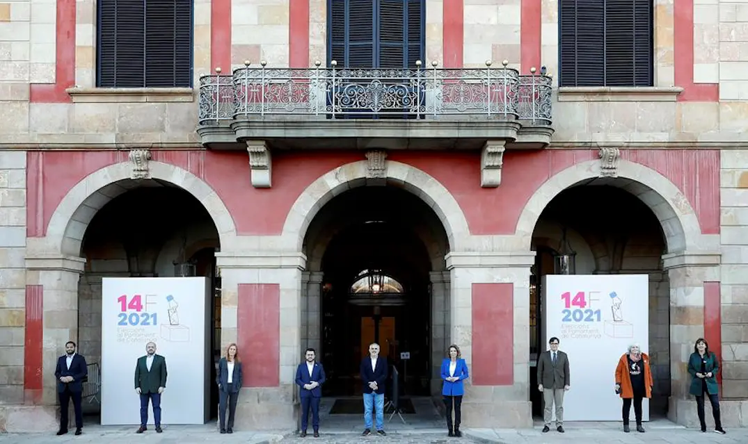 Los candidatos de las fuerzas pol&iacute;ticas que concurren en las elecciones catalanas del 14F (izda-dcha), Ignacio Garriga (Vox), Alejandro Fern&aacute;ndez (PPC), Jessica Albiach (En Com&uacute;-Podem), Pere Aragon&egrave;s (ERC), Carles Carrizosa (Ciudadanos), &Agrave;ngels Chac&oacute;n (PDeCAT), Salvador Lila (PSC), Dolors Sabater (CUP), y Laura Borr&agrave;s (JxCAT), posan para la Agencia Efe ante la fachada del Parlament de Catalu&ntilde;a, este s&aacute;bado, durante la jornada de reflexi&oacute;n. EFE/Alberto Est&eacute;vez