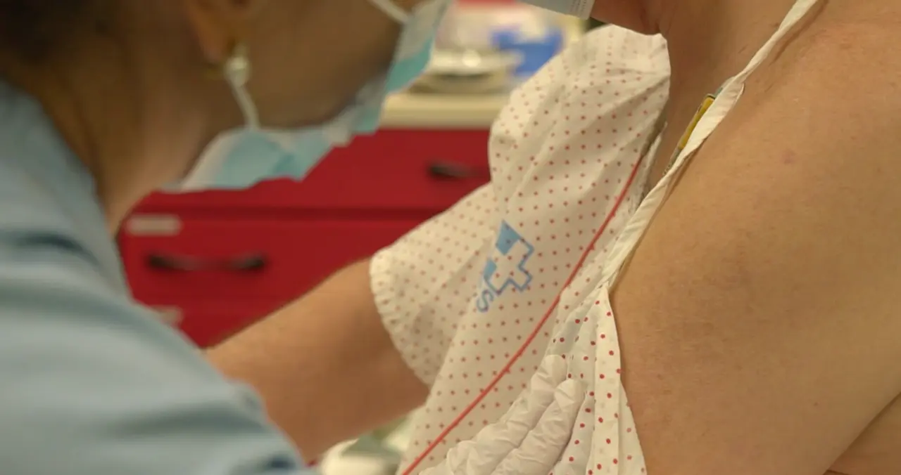Una sanitario atiende a un paciente en el Hospital Marqu&eacute;s de Valdecilla. / ALERTA