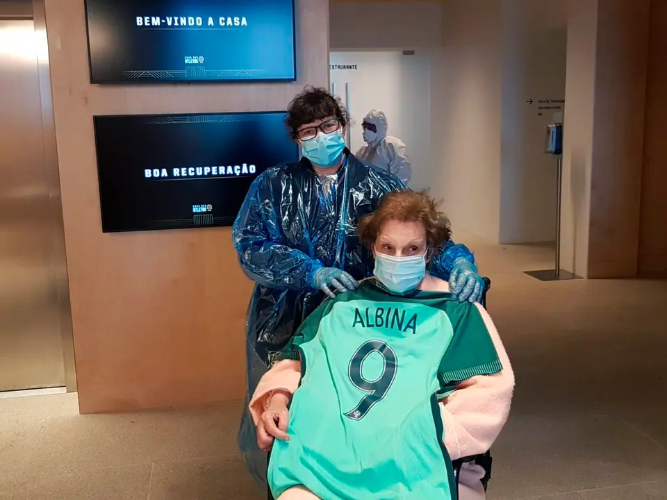 Albina, una de las pacientes que se ha recuperado del coronavirus en la unidad de retaguardia para acoger enfermos en la &uacute;ltima fase de recuperaci&oacute;n en la Casa dos Atletas de la Federaci&oacute;n Portuguesa de F&uacute;tbol en Oeiras, Portugal. EFE/Federaci&oacute;n Portuguesa de F&uacute;tbol