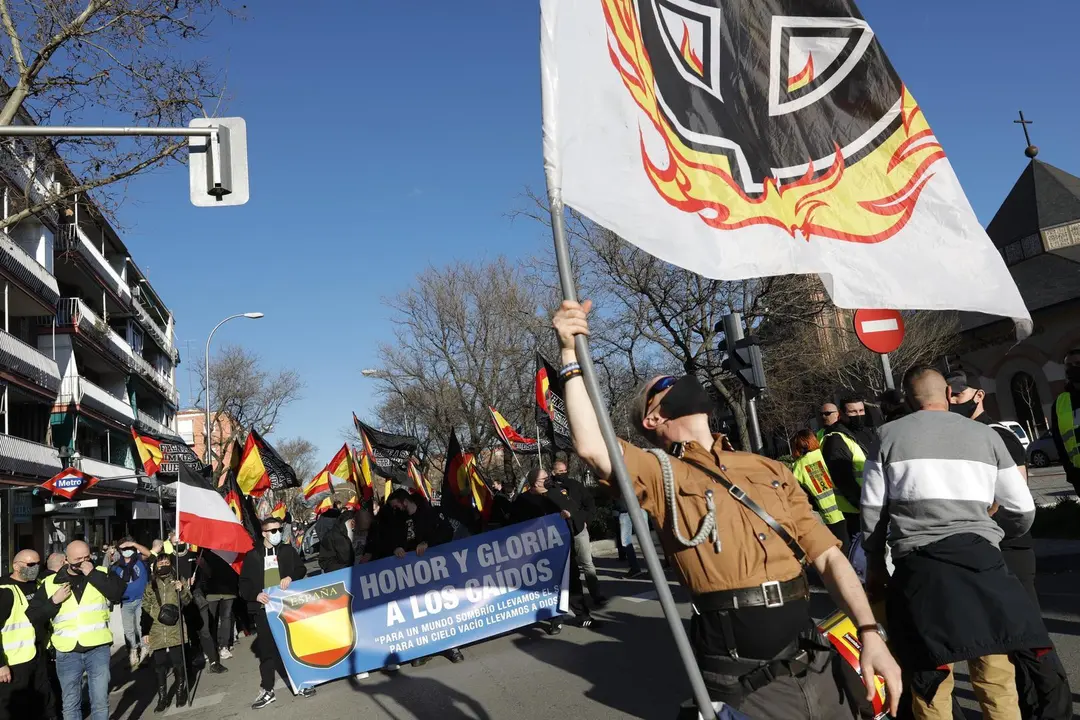 Varias personas participan en una marcha neonazi en Madrid (Espa&ntilde;a), a 13 de febrero de 2021. Convocada por el colectivo Juventud Patriota, esta marcha ha partido desde el Metro Ascao y ha finalizado en el cementerio de Nuestra Se&ntilde;ora de la Almudena.