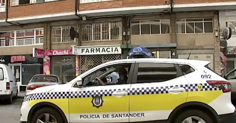Un coche de la Polic&iacute;a local de Santander durante una ronda por la ciudad. / ALERTA