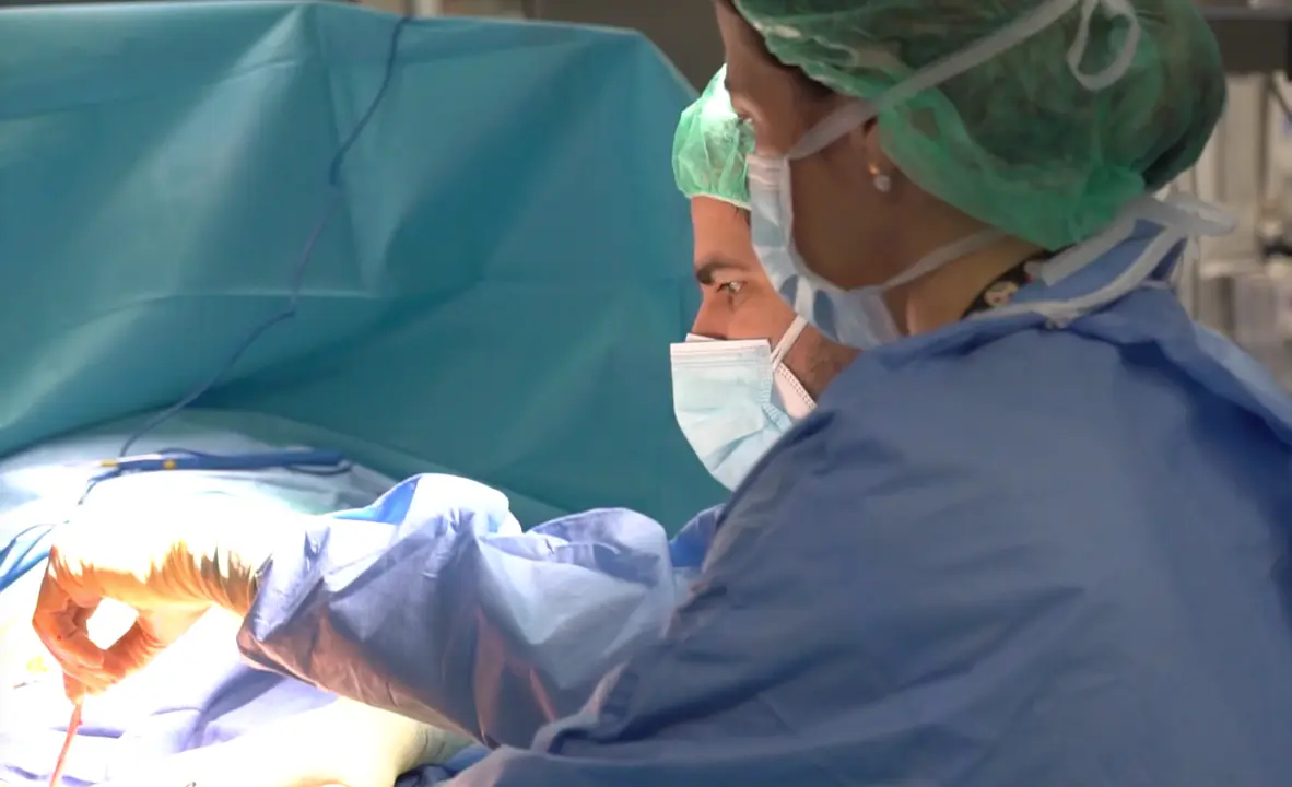 Varios sanitarios durante una intervenci&oacute;n en el Hospital Marqu&eacute;s de Valdecilla. / Trevol