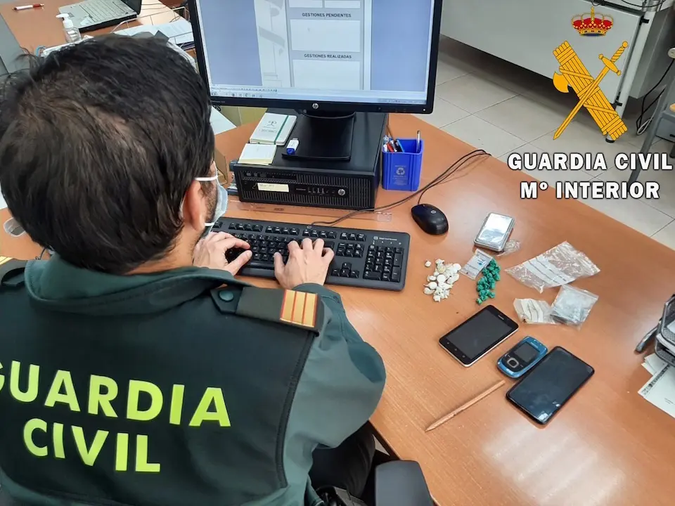 Un agente de la Guardia Civil instruye un atestado. / E. PRESS