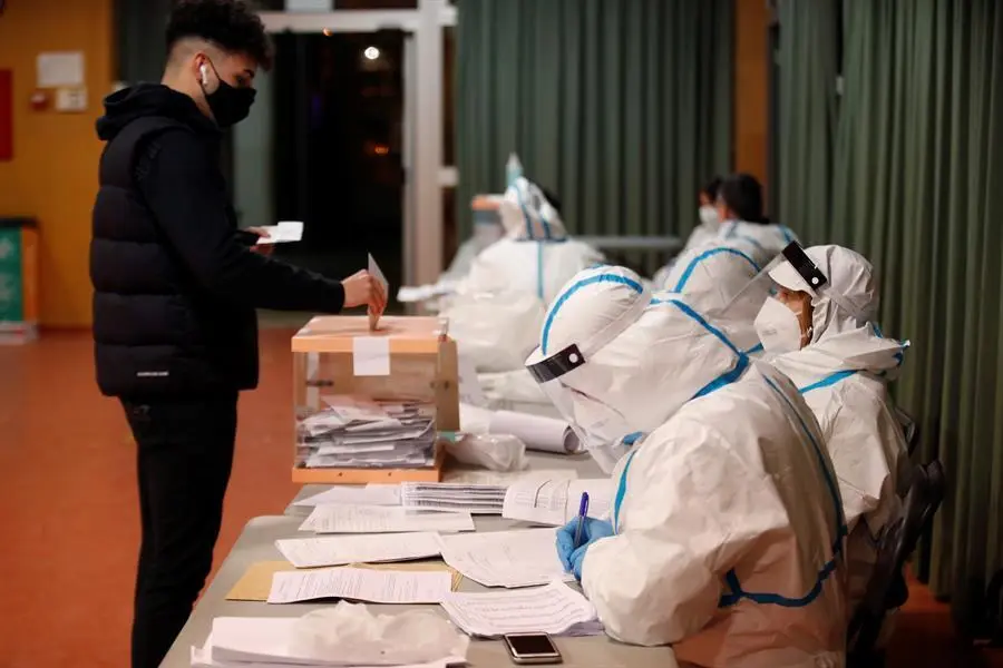 Un hombre ejerce su derecho al voto para las elecciones al Parlament de Catalu&ntilde;a, en un colegio electoral del barrio del Poblenou. En la recta final de la jornada electoral, la participaci&oacute;n en los comicios regionales de Catalu&ntilde;a se mantiene baja con respecto a los de 2017, con casi 22,6 puntos menos que en ese a&ntilde;o. EFE/ Toni Albir