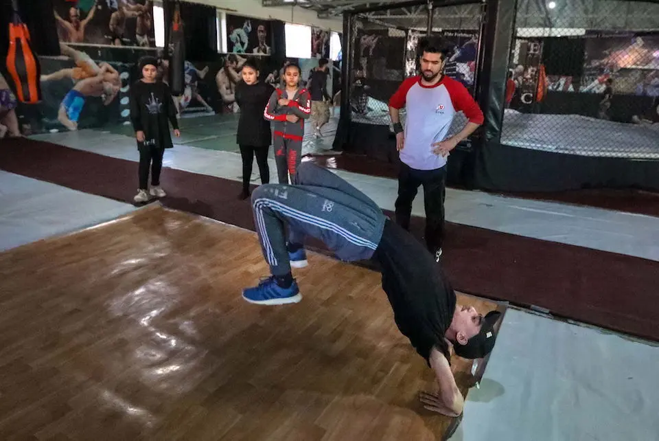 J&oacute;venes afganos bailan 'breakdance'. / HEDAYATULLAH AMID