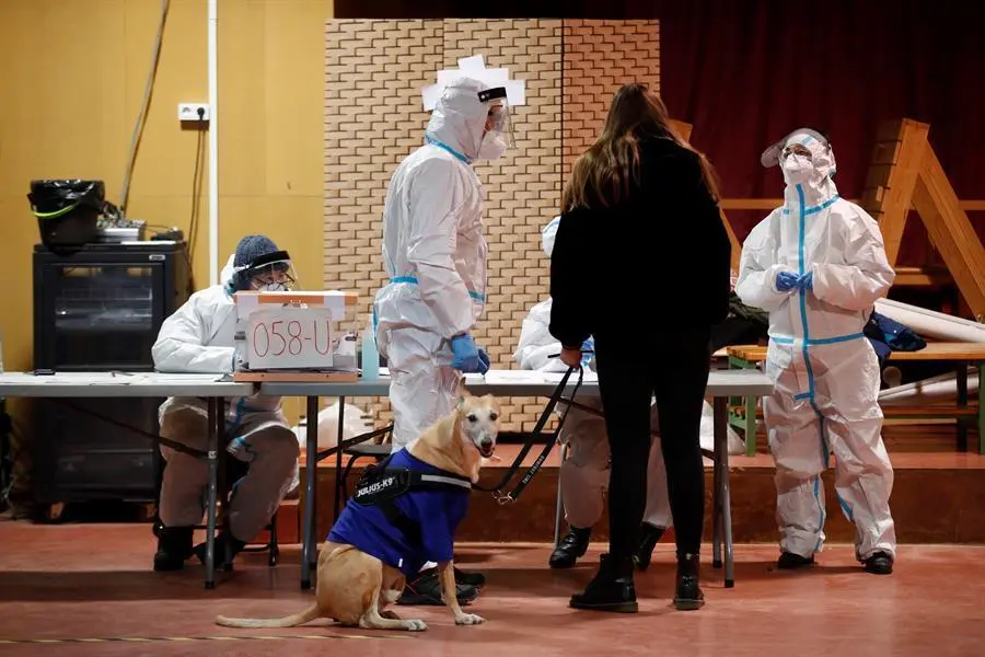 Una mujer ejerce su derecho al voto para las elecciones al Parlament de Catalu&ntilde;a, en un colegio electoral del barrio del Poblenou. En la recta final de la jornada electoral, la participaci&oacute;n en los comicios regionales de Catalu&ntilde;a se mantiene baja con respecto a los de 2017, con casi 22,6 puntos menos que en ese a&ntilde;o. EFE/ Toni Albir