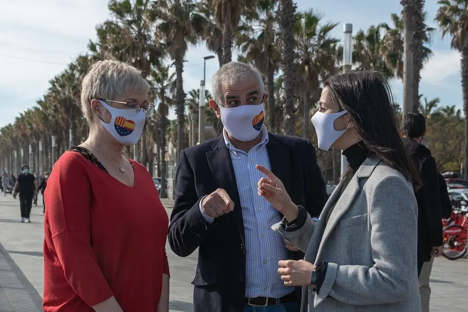 (I-D) La n&uacute;mero dos en la lista de Cs por Barcelona, Anna Grau; el candidato de Cs a la Presidencia de la Generalitat, Carlos Carrizosa, y la presidenta del partido, In&eacute;s Arrimadas, pasean en el barrio de La Barceloneta, en Barcelona, Catalunya (Espa&ntilde;a), a 13 de febrero de 2021. Catalu&ntilde;a vive este s&aacute;bado su jornada de reflexi&oacute;n antes de los comicios auton&oacute;micos que definir&aacute;n la escena pol&iacute;tica para los pr&oacute;ximos cuatro a&ntilde;os. Despu&eacute;s de las tradicionales fotograf&iacute;as que se tomar&aacute;n los candidatos para distintos medios este s&aacute;bado por la ma&ntilde;ana, el cabeza de lista de Cs, Carlos Carrizosa, pasear&aacute; este s&aacute;bado por la Barceloneta y comer&aacute; fuera de su domicilio, mientras que el resto del d&iacute;a tiene previsto pasarlo con su familia en casa.
13 FEBRERO 2021;CARLOS CARRIZOSA;IN&Eacute;S ARRIMADAS;ANNA GRAU;CIUDADANOS;ELECCIONES;POL&Iacute;TICA;LA BARCELONETA;BARCELONA;CATALU&Ntilde;A;CATALUNYA;POL&Iacute;TICA;GENERALITAT;PRESIDENCIA DE LA GENERALITAT;
Lorena Sop&ecirc;na i L&ograve;pez / Europa Press
13/2/2021