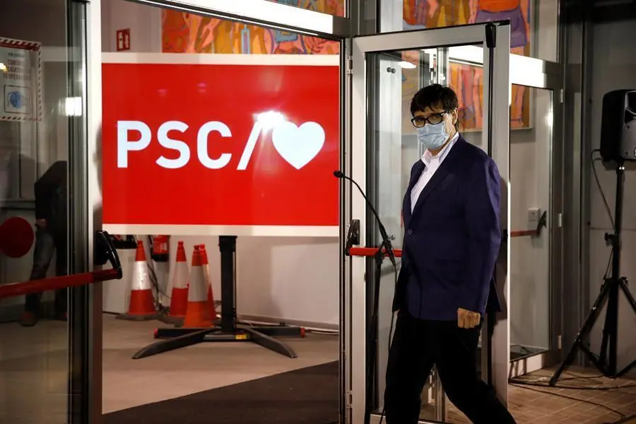 El candidato socialista al gobierno de Catalu&ntilde;a, Salvador Illa, a su llegada esta tarde a la sede de los Socialistas en Barcelona para ofrecer una rueda de prensa durante la jornada electoral que se celebra hoy Domingo en la comunidad catalana. EFE/Toni Albir.