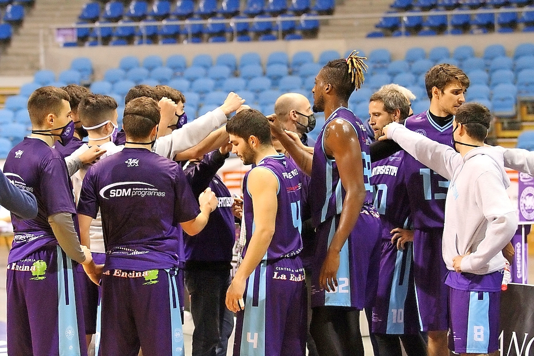 Los jugadores del Cantbasket 04 en un tiempo muerto. / Pablo Lanza