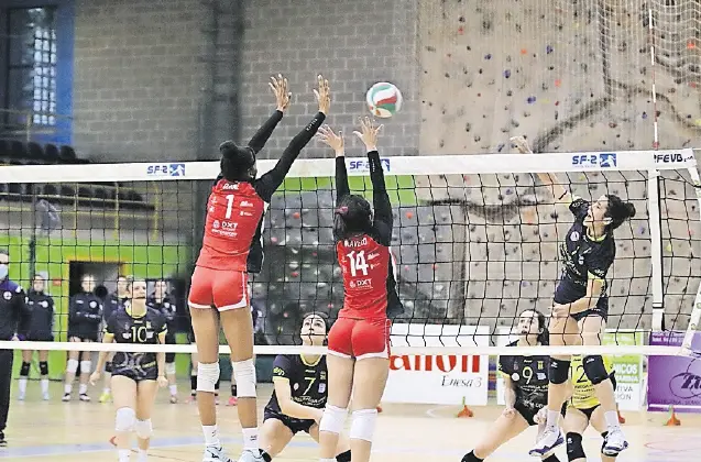 Acci&oacute;n de ataque del  Voleibol Torrelavega. / ALERTA