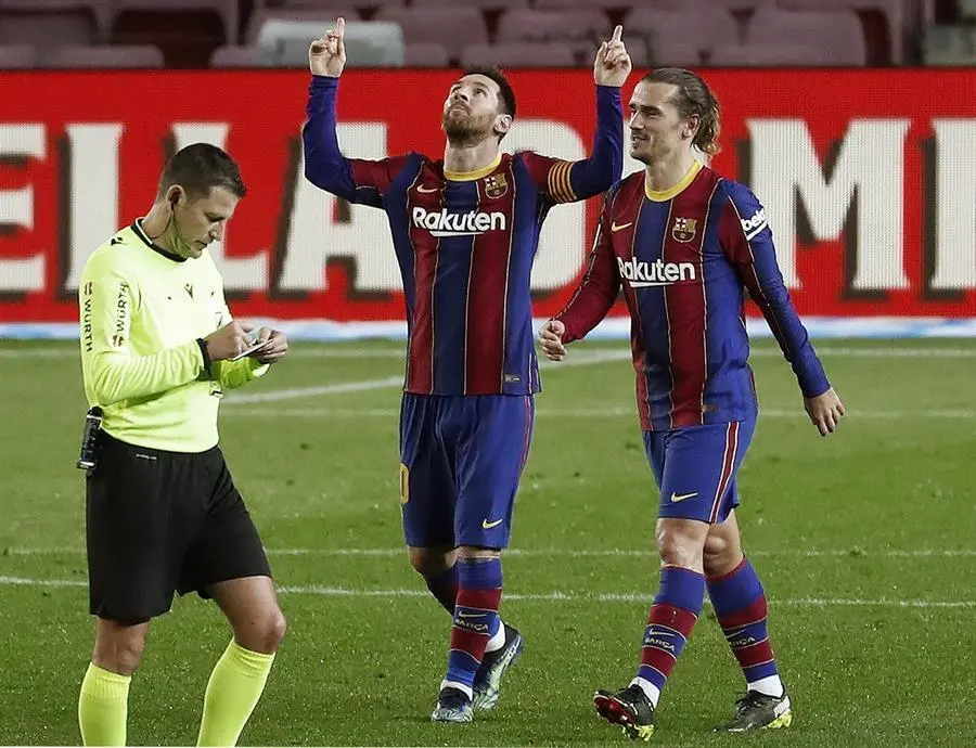 Los jugadores del FC Barcelona, el argentino Leo Messi (y) y el franc&eacute;s Antoine Griezmann, celebran el segundo gol del equipo blaugrana durante el encuentro correspondiente a la jornada 23 de primera divisi&oacute;n que disputan hoy S&aacute;bado frente al Alav&eacute;s en el estadio del Nou Camp, en Barcelona. EFE/ Andreu Dalmau.