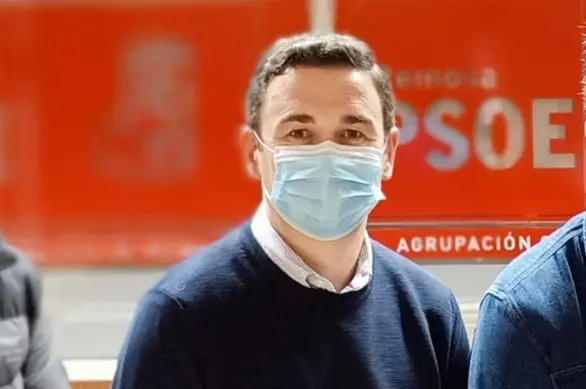 El portavoz del grupo socialista en el Ayuntamiento de Campoo de Enmedio, Eduardo Zubizarreta. / ALERTA