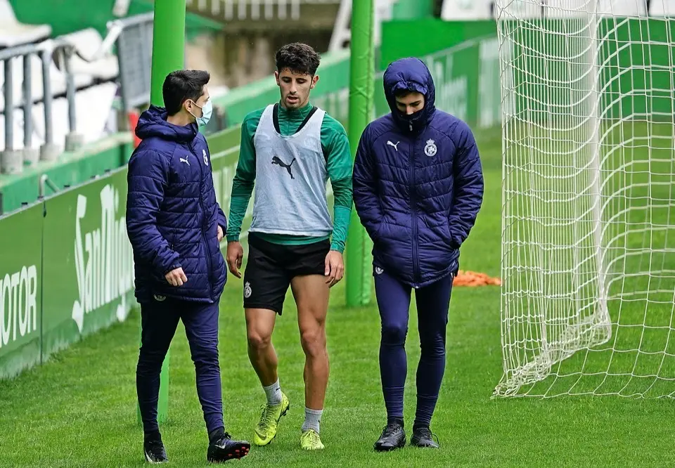 Marco Camus cuando abandon&oacute; con molestias el entrenamiento, celebrado en el Sardinero. / Hardy