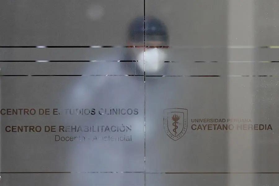 Fotograf&iacute;a de archivo fechada el 9 de septiembre de 2020 que muestra a un trabajador de salud mientras se asoma en el Centro de Estudios Cl&iacute;nicos de la Universidad Cayetano Heredia, en Lima (Per&uacute;). Adem&aacute;s del expresidente Mart&iacute;n Vizcarra y su mujer, varios altos funcionarios peruanos recibieron en secreto y "de cortes&iacute;a" vacunas de Sinopharm, un grave esc&aacute;ndalo que abre una nueva crisis pol&iacute;tica y ha levantado profundas dudas sobre todo el proceso experimentaci&oacute;n y aprobaci&oacute;n de la vacuna en Per&uacute;. EFE/ Paolo Aguilar