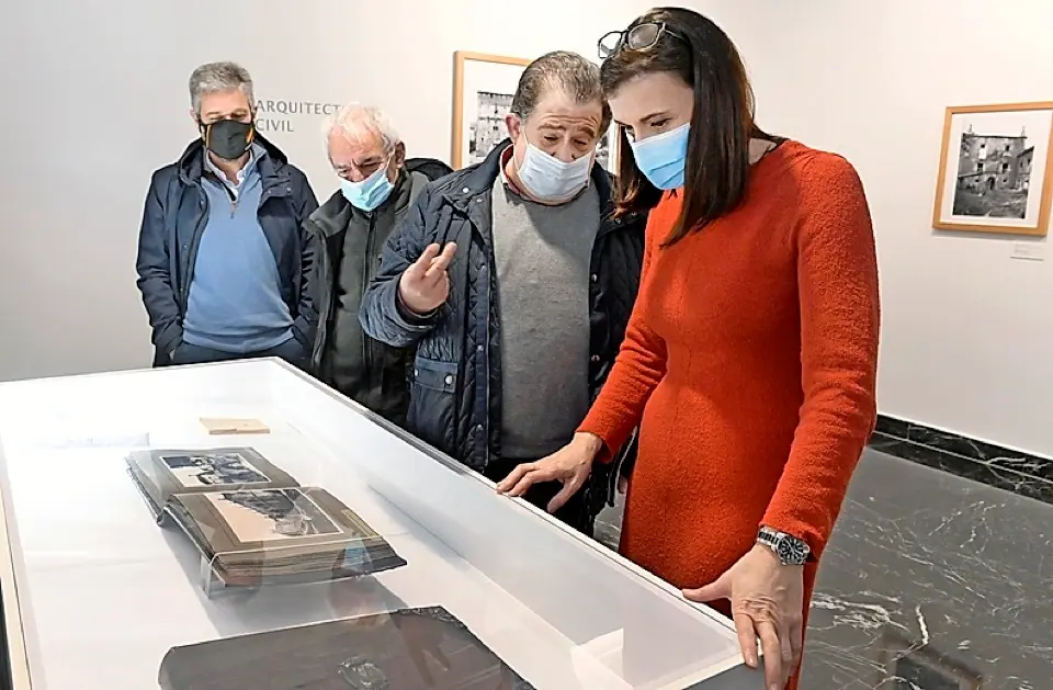Gema Igual visitando la muestra. / ALERTA