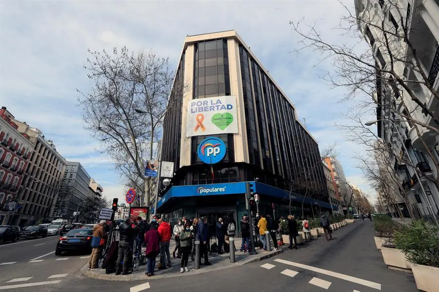 Periodistas y reporteros gr&aacute;ficos en la sede del Partido Popular en la calle G&eacute;nova donde se celebra el Comit&eacute; Ejecutivo Nacional del partido este martes, en Madrid.El presidente del PP, Pablo Casado, ha anunciado este martes que el partido dejar&aacute; su sede de la madrile&ntilde;a calle de G&eacute;nova, as&iacute; como la convocatoria de una convenci&oacute;n nacional en oto&ntilde;o, al tiempo que ha reafirmado su apuesta por el centro tras el mal resultado en las elecciones de Catalu&ntilde;a. EFE/ Fernando Alvarado