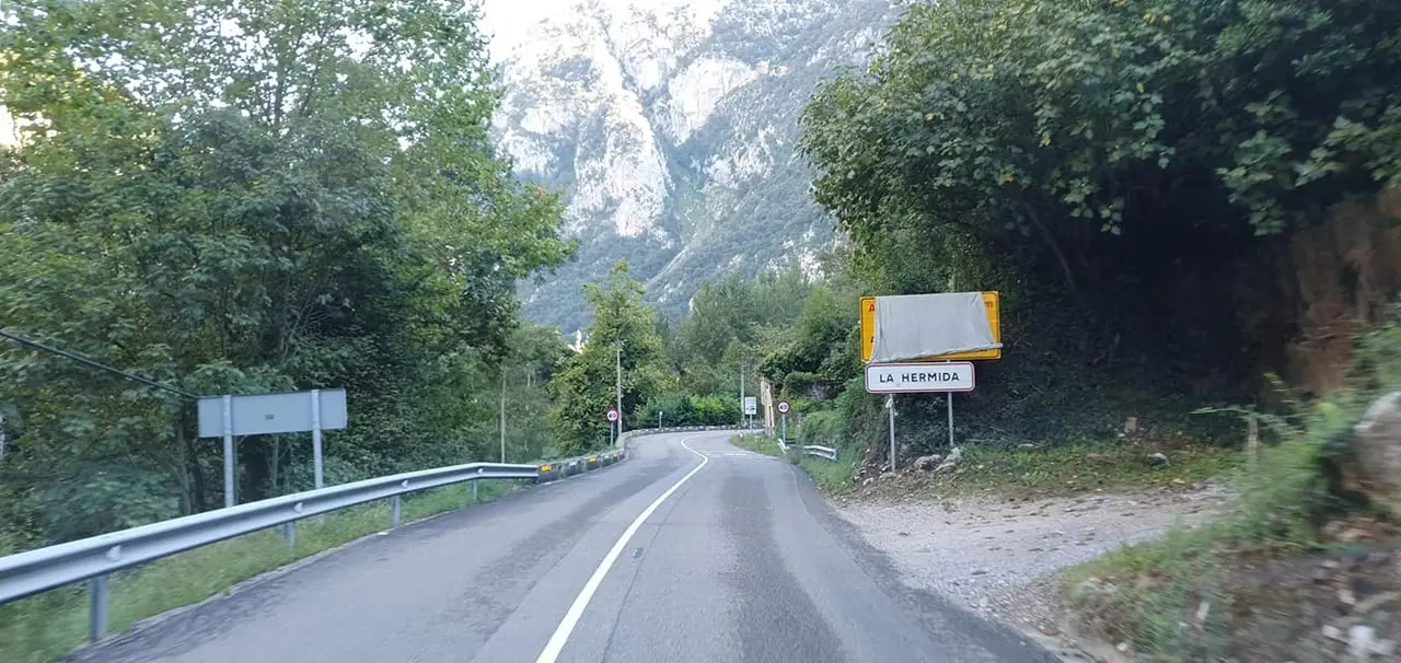 Vista de la carretera del desfiladero de la Hermida. / ALERTA
