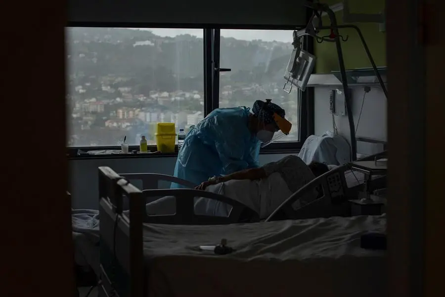 Una trabajadora sanitaria atiende a un paciente con coronavirus. EFE/Brais Lorenzo/Archivo