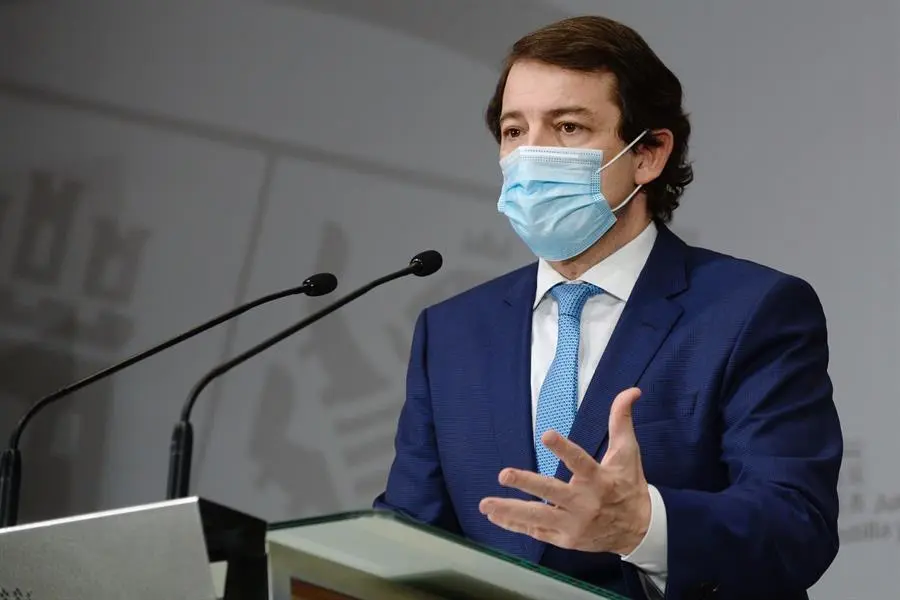 El presidente de la Junta de Castilla y Le&oacute;n, Alfonso Fern&aacute;ndez Ma&ntilde;ueco, ha asumido este martes la suspensi&oacute;n del adelanto del toque de queda que ha determinado el Tribunal Supremo, por lo que vuelve a estar fijado en las diez de la noche, pero a la vez ha anunciado el cierre de la actividad empresarial a las ocho de la tarde. EFE/Nacho Gallego