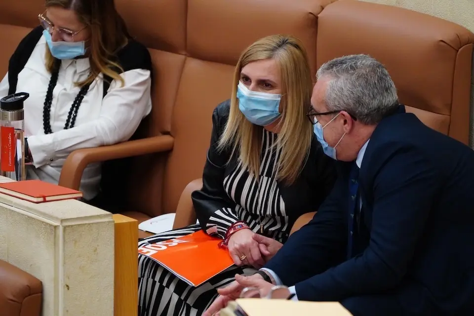 El parlamentario Pedro Hernando del PRC junto a Noelia Cobo del PSOE durante la sesi&oacute;n. / HARDY