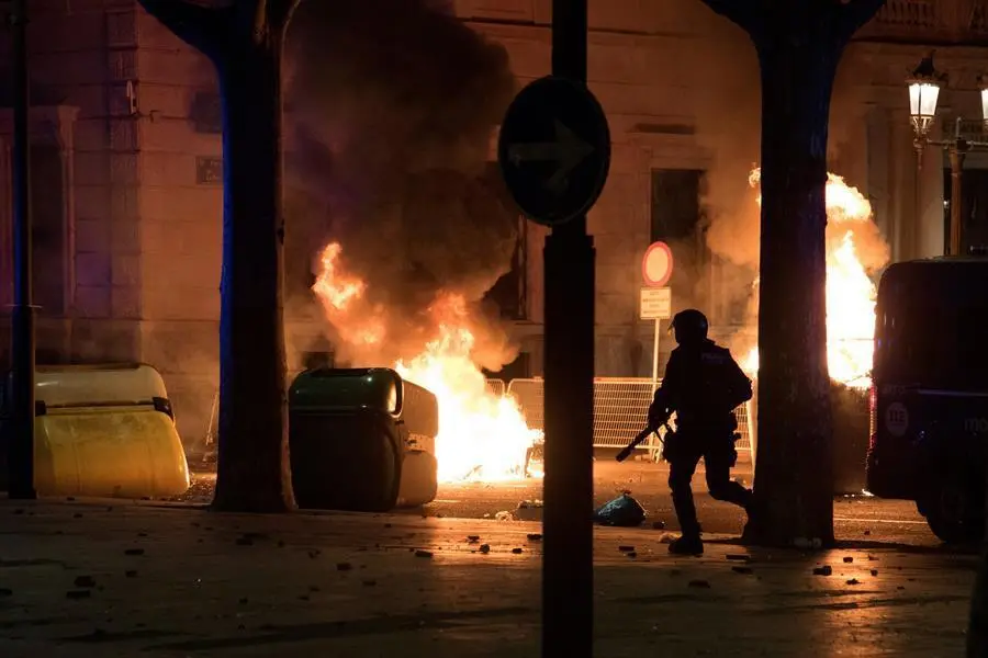 Agentes antidisturbios act&uacute;an tras una concentraci&oacute;n en apoyo a Pablo Has&eacute;l, el rapero condenado a 9 meses de prisi&oacute;n por enaltecimiento del terrorismo e injurias a la corona, este martes en L&eacute;rida. EFE/Ram&oacute;n Gabriel