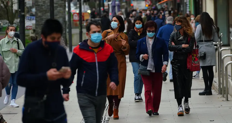 Varias personas con mascarilla caminan por el centro de Santander. / Hardy